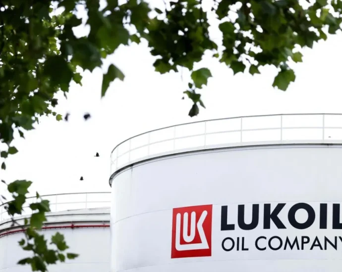 us-lets-russian-oil-waiver-expire—but-the-holes-remain