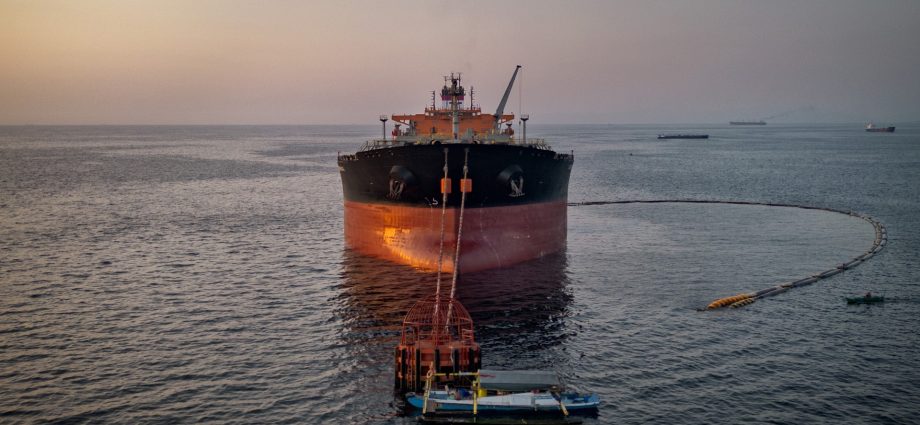 russia’s-oil-export-revenue-jumped-94%-in-first-month-of-iran-war