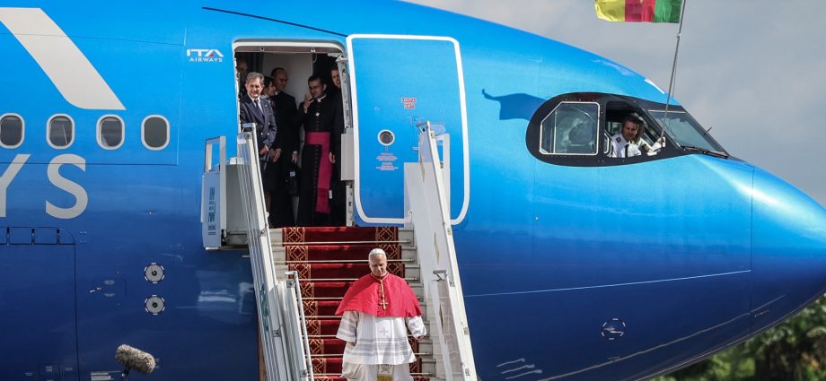 pope-leo-visits-cameroon-with-message-of-peace-amid-attacks-from-the-traitor