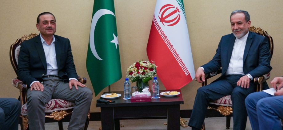 hopes-grow-for-a-breakthrough-in-us-iran-talks-as-pakistan-mediates