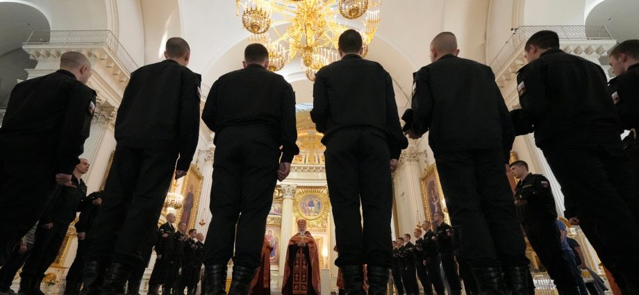 ‘sent-to-be-killed’:-how-russia-forces-migrants-to-fight-in-ukraine