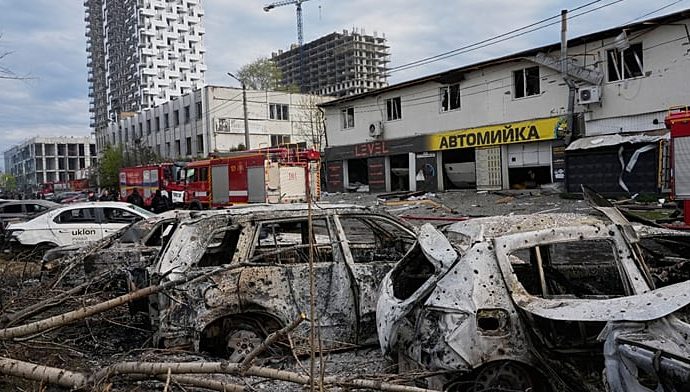 ukraine:-russian-strikes-hit-kyiv’s-podilsky-district