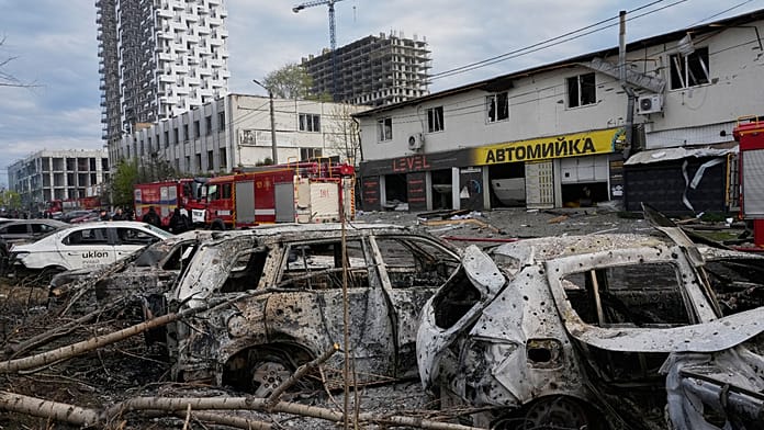 ukraine:-russian-strikes-hit-kyiv’s-podilsky-district
