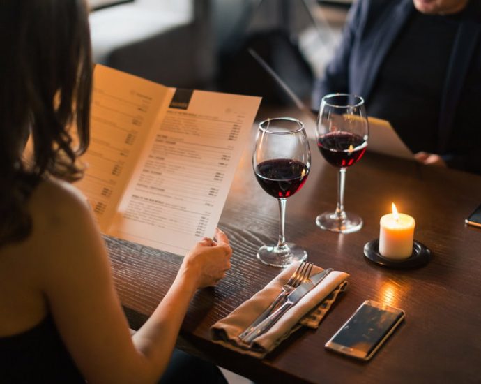 see-the-pig,-order-the-falafel