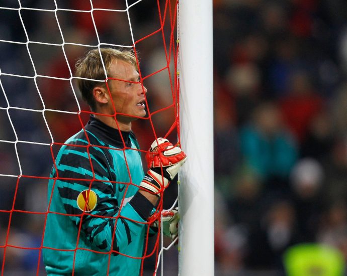 ex-arsenal-and-liverpool-keeper-manninger-killed-in-car-crash-with-train