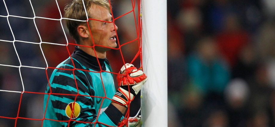 ex-arsenal-and-liverpool-keeper-manninger-killed-in-car-crash-with-train
