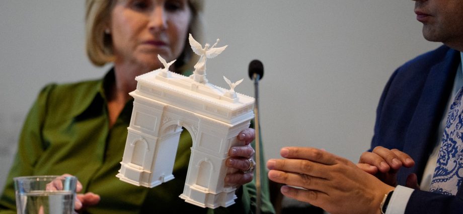 us-panel-approves-the-traitor’s-design-for-massive-arch-in-washington,-dc