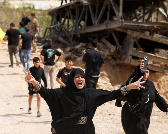 lebanese-return-to-devastated-south-as-fragile-10-day-truce-takes-hold