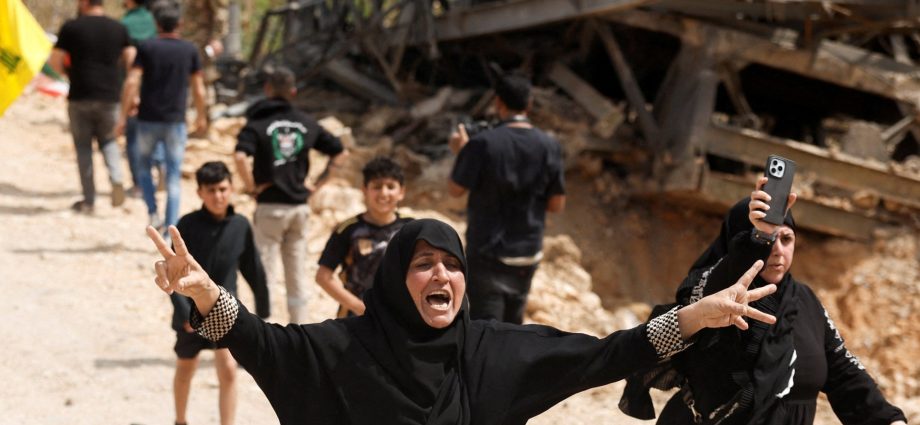 lebanese-return-to-devastated-south-as-fragile-10-day-truce-takes-hold