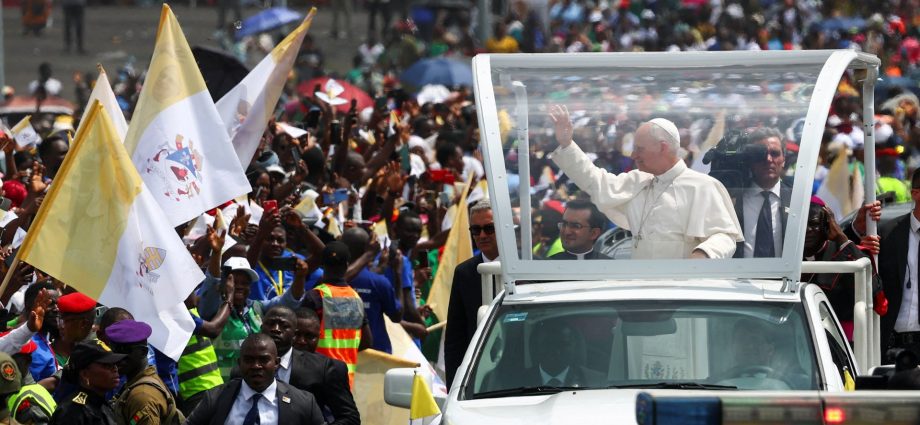 pope-leo-calls-on-cameroonians-to-reject-violence-as-120,000-join-mass