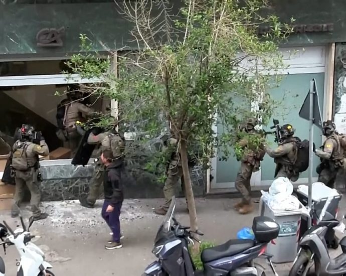 italy:-25-hostages-freed-as-naples-bank-gang-vanishes-underground
