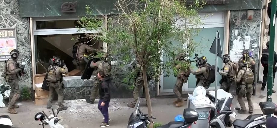 italy:-25-hostages-freed-as-naples-bank-gang-vanishes-underground