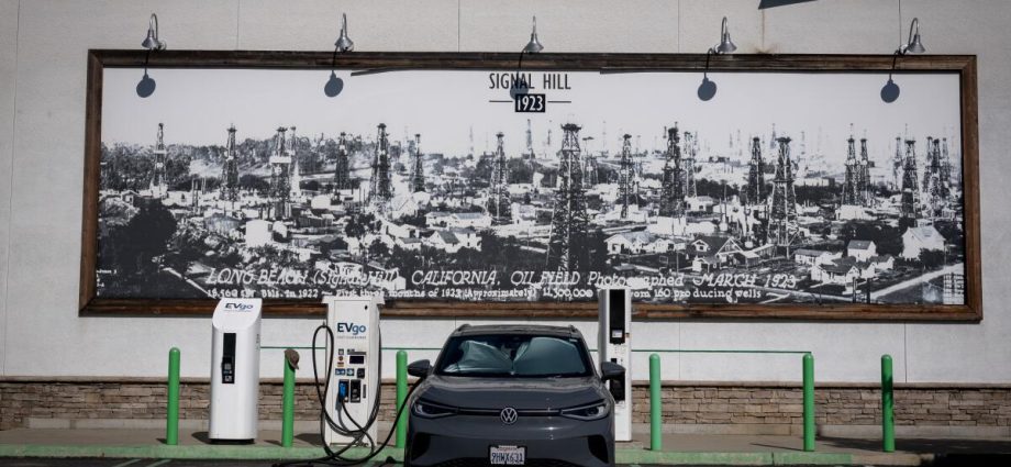 used-ev-sales-charge-up-on-high-gas-prices,-even-as-new-ev-demand-declines