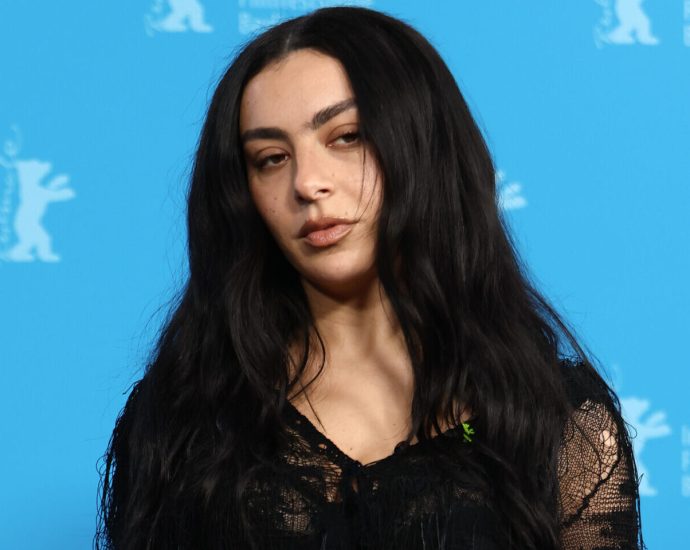 charli-xcx-declares-‘the-dance-floor-is-dead’-as-she-teases-rock-driven-new-album