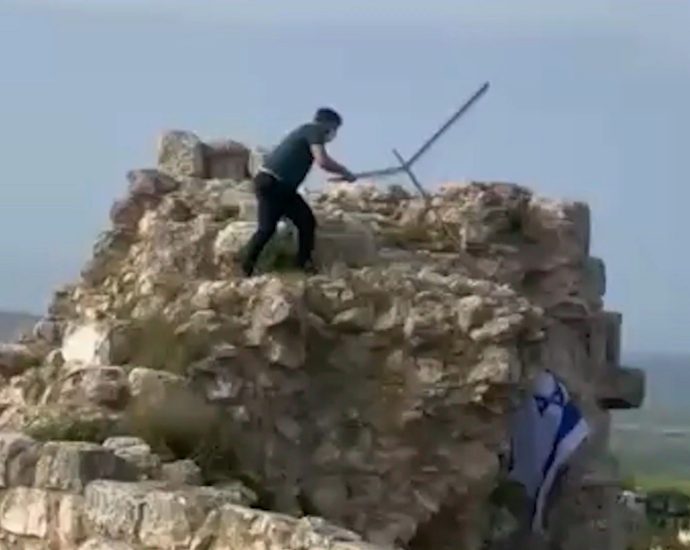 lebanese-man-removes-israeli-flag-from-castle-in-southern-lebanon