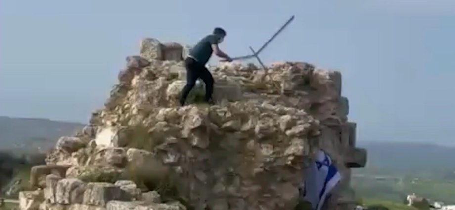 lebanese-man-removes-israeli-flag-from-castle-in-southern-lebanon