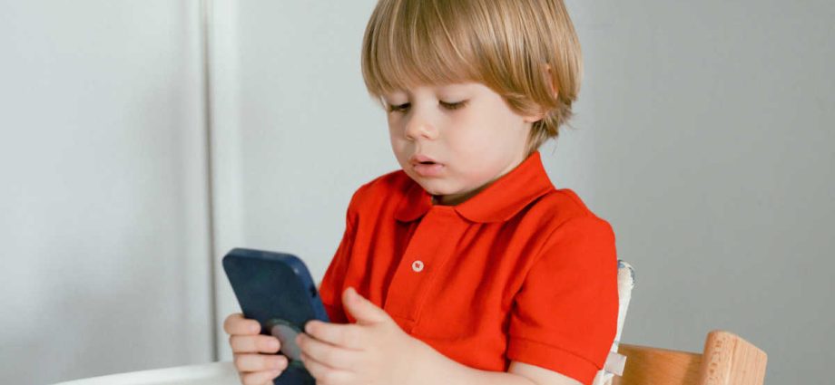 time-to-end-the-‘uncontrolled-experiment’-of-social-media-on-kids,-scientists-say