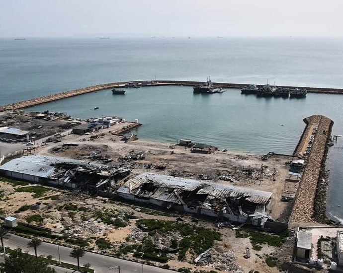 iran-says-strait-of-hormuz-will-‘not-remain-open’-if-us-blockade-continues