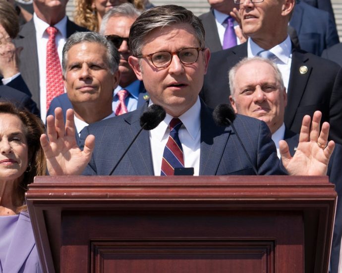 house-extends-surveillance-powers-until-april-30-after-late-night-revolt-sinks-gop-plan