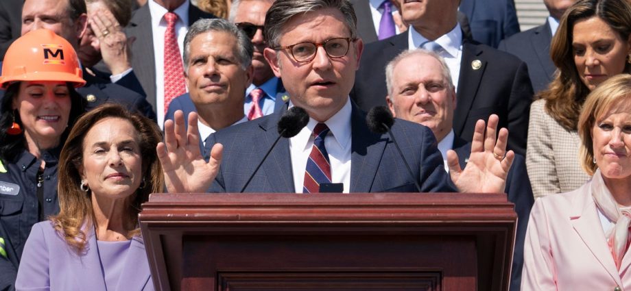 house-extends-surveillance-powers-until-april-30-after-late-night-revolt-sinks-gop-plan