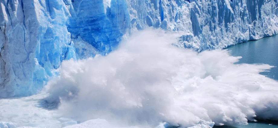 scientists-warn-of-3,100-“surging-glaciers”-that-can-trigger-floods-and-avalanches