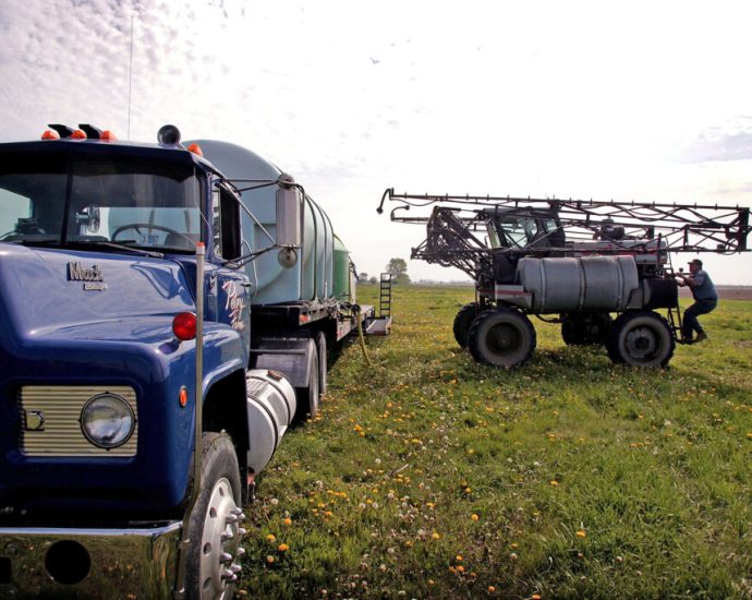 illinois-weighs-early-warning-system-for-pesticide-spraying-near-parks,-schools