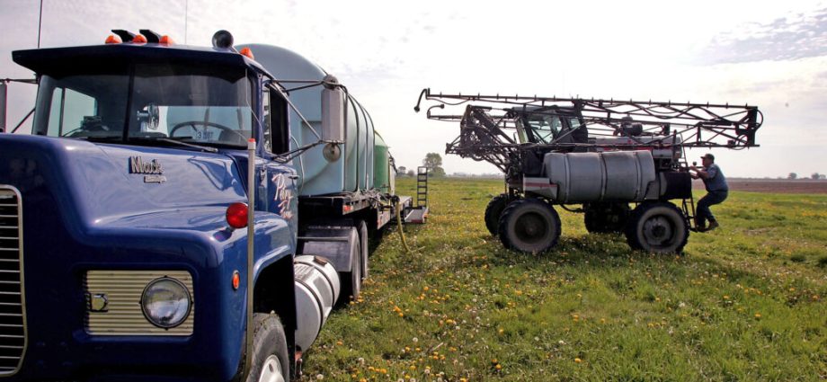 illinois-weighs-early-warning-system-for-pesticide-spraying-near-parks,-schools