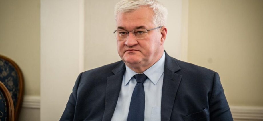 ukraine’s-fm-meets-moldova’s-president-in-turkey,-briefs-her-on-the-front-line