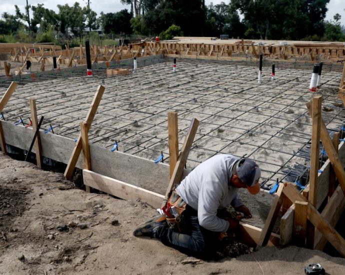 they-lost-their-homes-to-fire-now-they’re-rebuilding-with-all-electric.