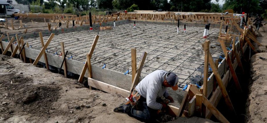 they-lost-their-homes-to-fire-now-they’re-rebuilding-with-all-electric.