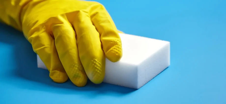common-cleaning-sponge-found-to-release-trillions-of-microplastic-fibers
