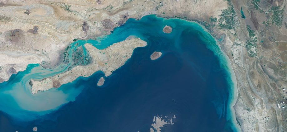 iran-closes-strait-of-hormuz-amid-us-blockade;-vessels-attacked