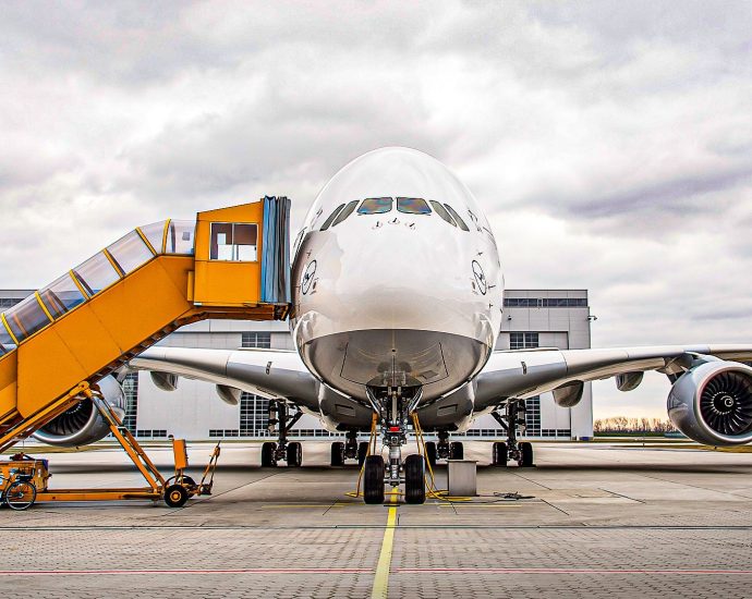 why-did-airbus-build-the-a380’s-cockpit-on-its-own-deck?