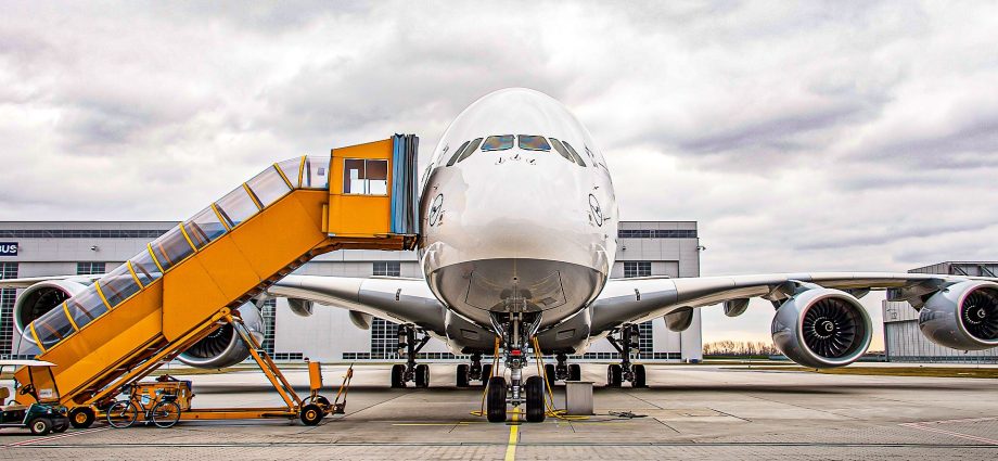 why-did-airbus-build-the-a380’s-cockpit-on-its-own-deck?