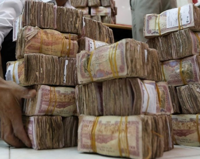 cash-shortages-grip-yemen-despite-currency-stabilisation