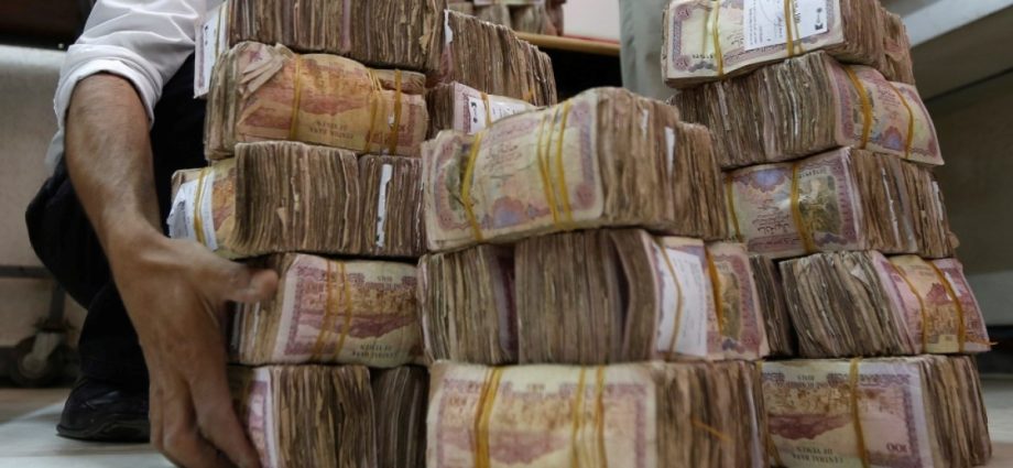 cash-shortages-grip-yemen-despite-currency-stabilisation