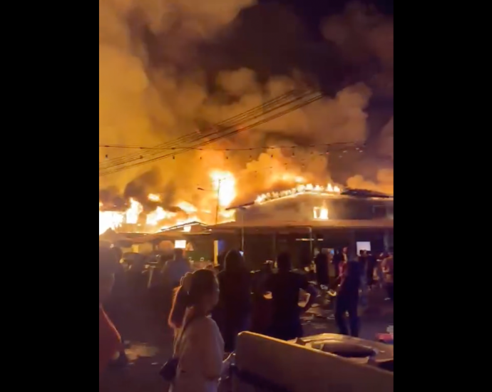 fire-engulfs-more-than-200-homes-in-malaysian-floating-village