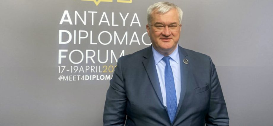 ukraine-fm:-ukraine-asked-turkiye-to-host-zelenskyy-putin-talks-—-but-“putin-is-hiding”