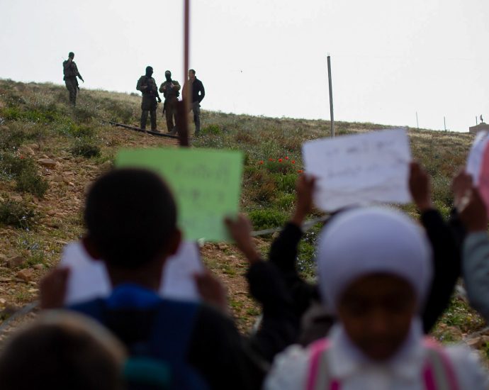 as-barbed-wire-blocks-kids-from-class,-palestinians-stage-‘freedom-school’