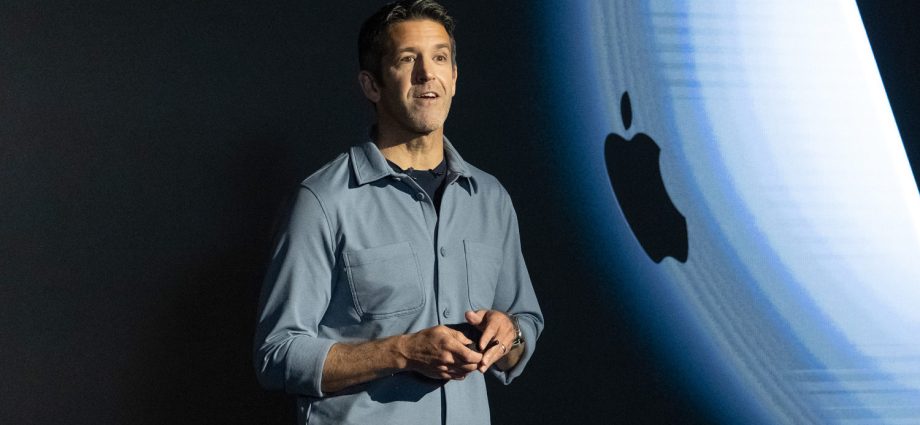 apple-says-john-ternus-will-be-new-ceo,-tim-cook-to-step-aside-later-this-year