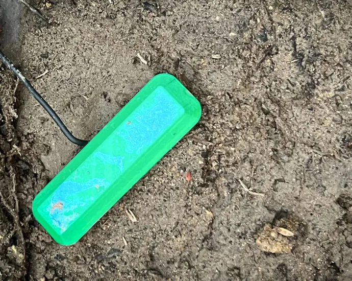 scientists-develop-dirt-powered-fuel-cell-that-could-replace-batteries