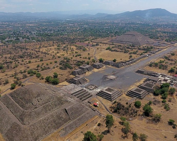 gunman-opens-fire-at-mexico’s-teotihuacan-pyramids,-killing-at-least-one