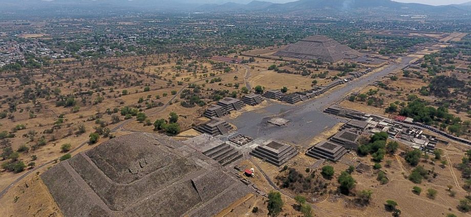 gunman-opens-fire-at-mexico’s-teotihuacan-pyramids,-killing-at-least-one