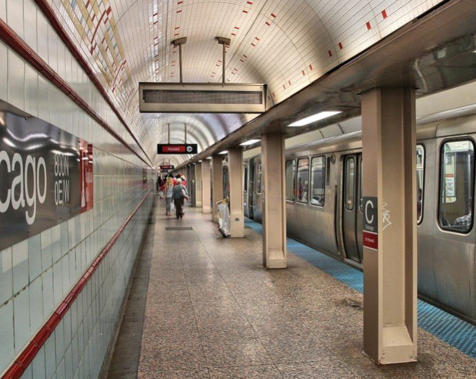 on-chicago’s-trains,-homeless-outreach-workers-meet-people-where-they-are