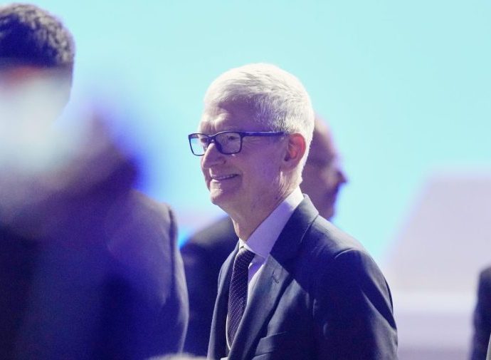 tim-cook-stepping-down-as-apple-chief