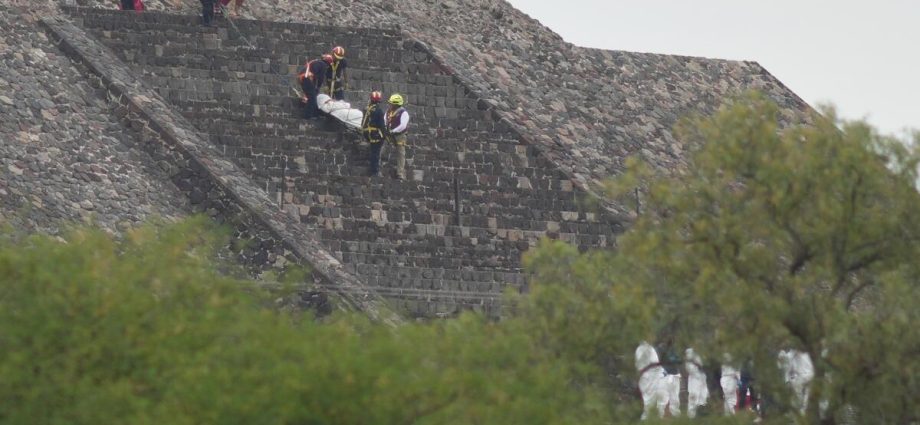 gunman-opens-fire-at-mexican-pyramid,-killing-a-tourist-and-wounding-6