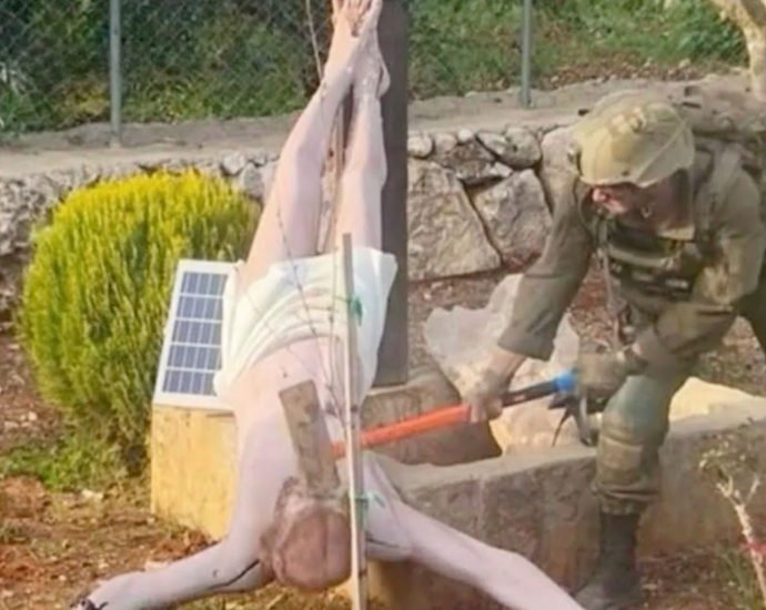 global-fallout-grows-over-israeli-soldier-smashing-jesus-statue-in-lebanon
