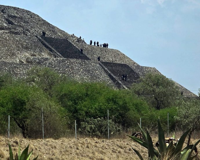 gunman-opens-fire-atop-ancient-pyramid-in-mexico,-killing-1