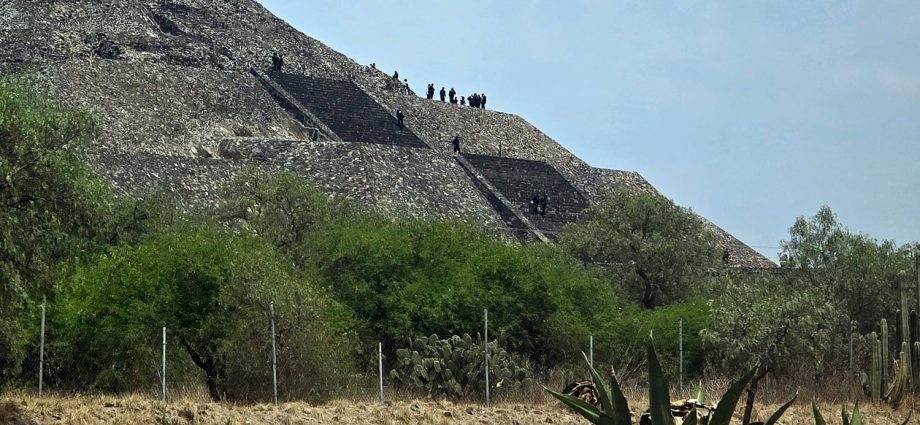 gunman-opens-fire-atop-ancient-pyramid-in-mexico,-killing-1