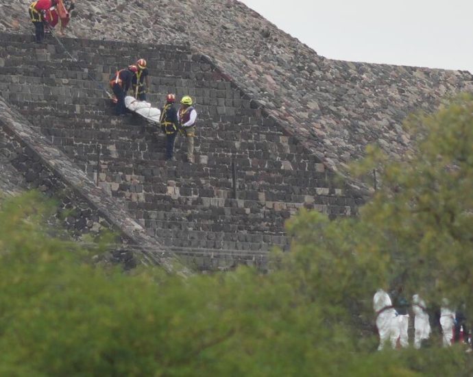 gunman-kills-tourist-and-wounds-6-others-on-mexico’s-teotihuacan-pyramid